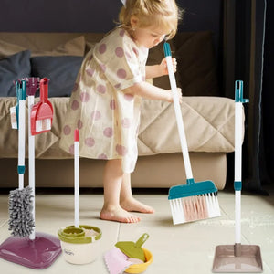 Enfant balayant le sol avec le balai jouet du kit de ménage