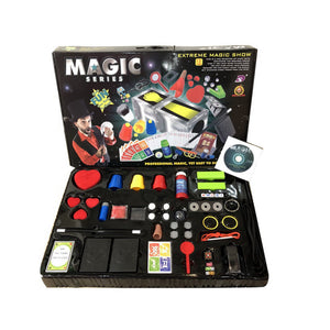 Malle de magie ouverte : gobelets, cartes, baguette, dés et accessoires de tours
