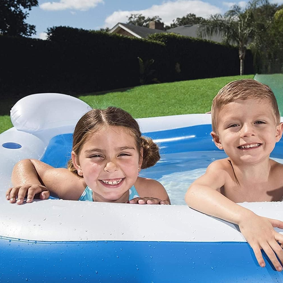 Piscine gonflable avec sièges et appuie-têtes