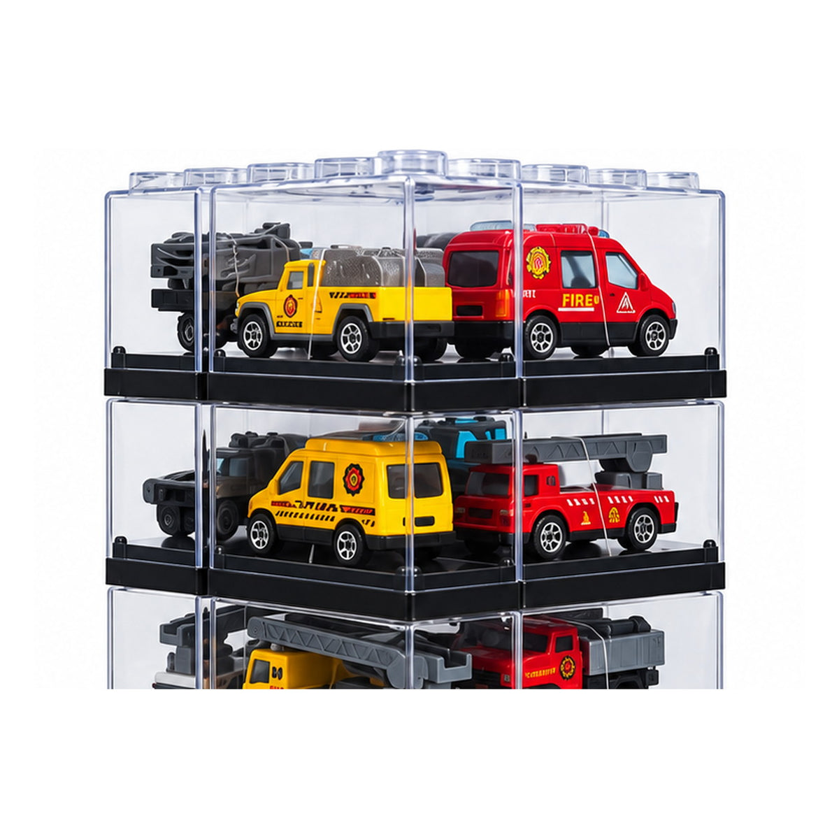 Détail des camions de pompiers rouges et engins de chantier jaunes dans leurs cubes transparents