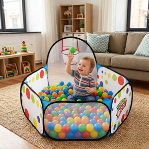 Enfant qui vise le panier de basket de la piscine à balles installée dans un salon
