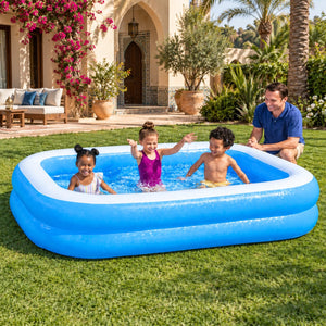 Piscine gonflable familiale Bestway 262 cm installée sur la pelouse d'une villa, trois enfants jouent dans l'eau sous la surveillance d'un adulte