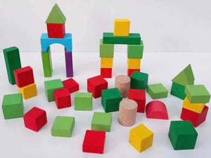 Constructions réalisées avec les blocs en bois : arches, tours et maisons