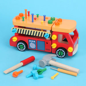 Camion en bois à visser avec marteau, tournevis et vis colorées sur fond bleu