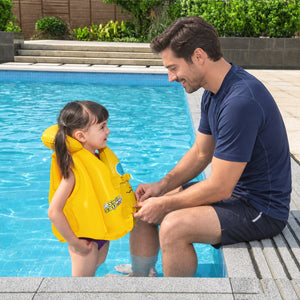 Réglage des boucles du gilet de natation Bestway Swim Safe sur un enfant au bord du bassin