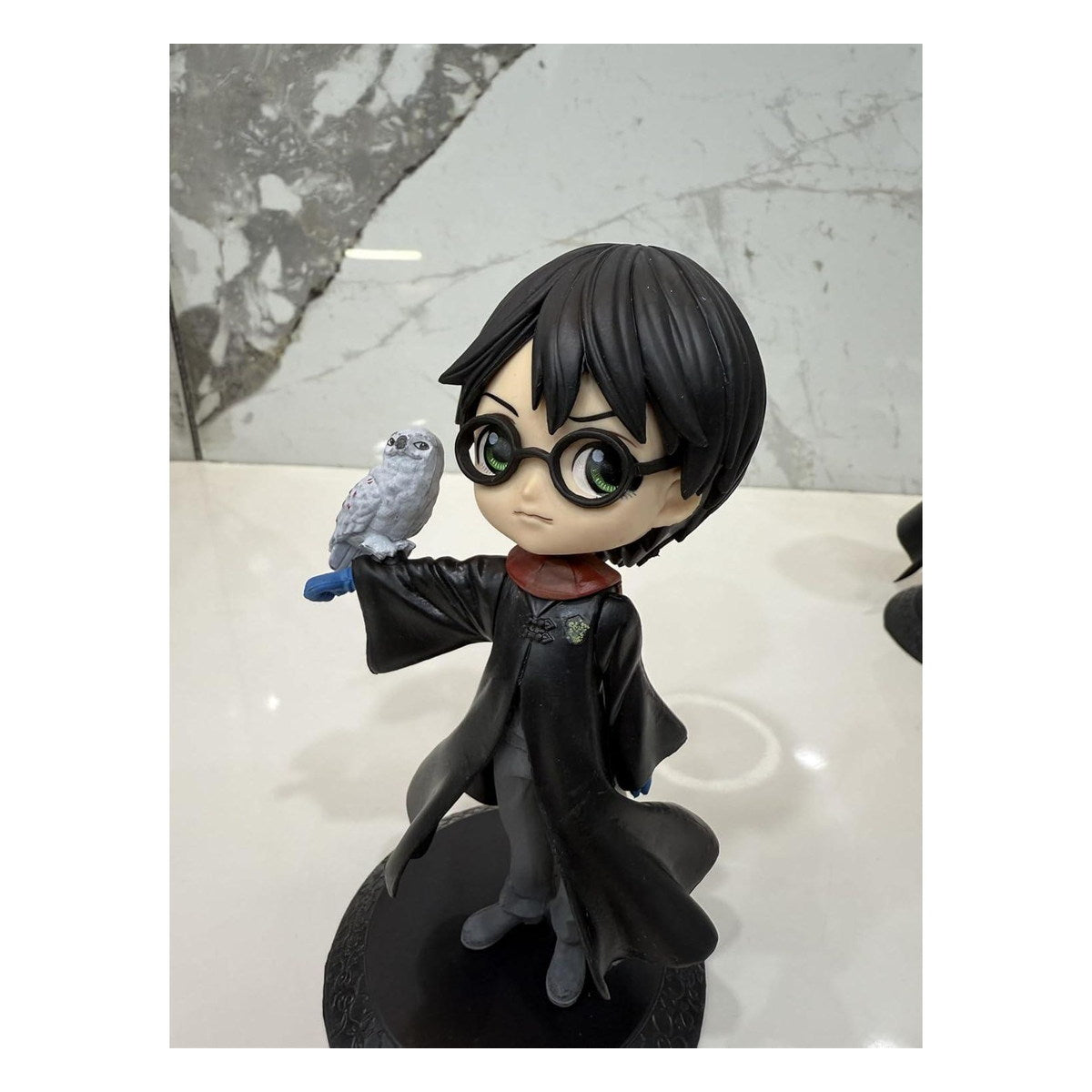Figurine chibi de Harry Potter avec sa chouette blanche sur le bras