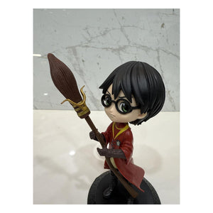 Figurine chibi de Harry Potter en tenue de Quidditch rouge avec son balai