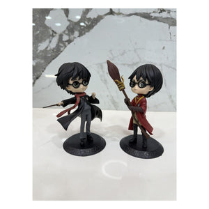 Deux figurines Harry Potter côte à côte : baguette et tenue de Quidditch, sur socles noirs