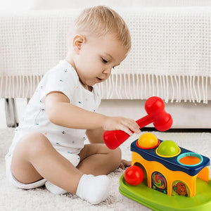 Bébé qui joue au HUANGER Knock Ball avec le marteau