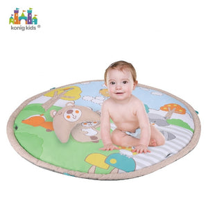 Bébé assis sur le tapis d'éveil rond Konig Kids, arches retirées