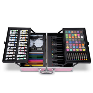 Mallette d'art ouverte : gouaches, feutres, crayons, pastels et aquarelles rangés par plateaux