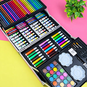 Mallette d'art licorne ouverte : crayons de couleur, feutres, pastels et tubes de peinture sur plateaux coulissants