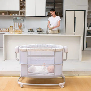 Berceau cododo Mastela gris à motifs avec bébé, parois en filet respirant