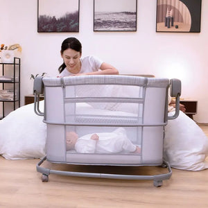 Berceau cododo Mastela gris rayé installé contre le lit des parents