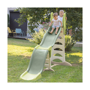 Deux enfants sur le toboggan Smoby Super Megagliss installé sur la pelouse