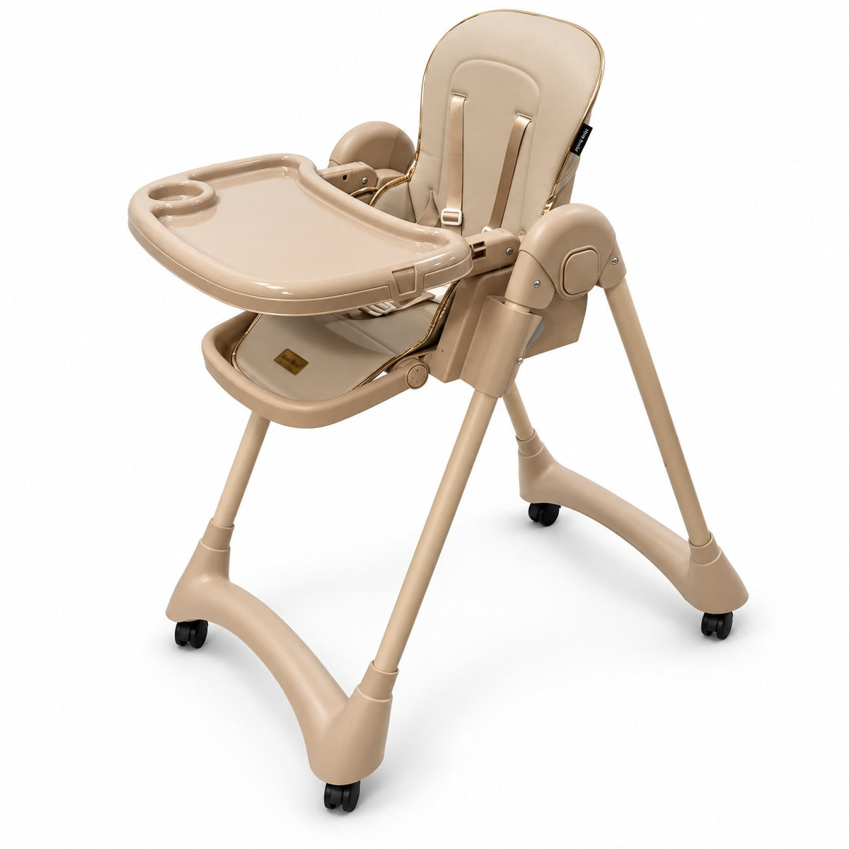 Chaise haute MonBébé beige vue de trois quarts : double plateau amovible à porte-gobelet, harnais 5 points, repose-pieds et 4 roulettes