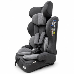 Siège auto monbébé CS55 de trois quarts : ailes latérales larges, étiquette d'installation et bras Isofix sous l'assise