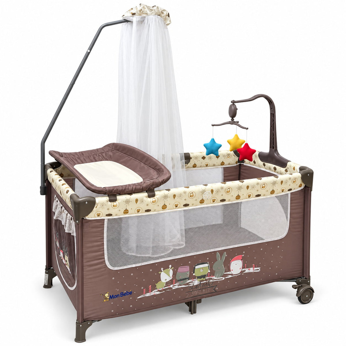 Lit parapluie MonBebe marron vu de trois quarts, rangement latéral à poches et roulettes visibles