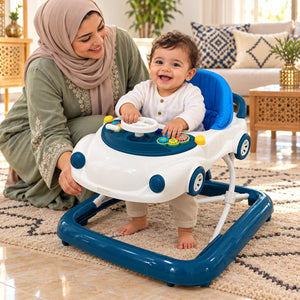 Bébé installé dans le trotteur voiture monbébé, les mains sur le volant