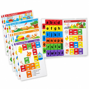 Contenu My First Scrabble : lettres colorées dans leur boîtier et fiches illustrées des 4 niveaux