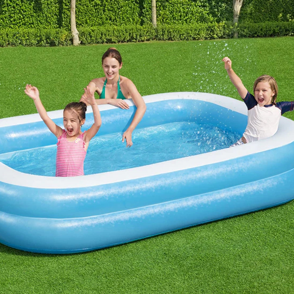 Famille jouant dans la piscine gonflable Bestway