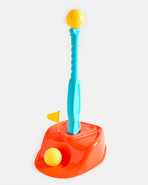 Tee de baseball monté sur le socle avec la balle en position de frappe
