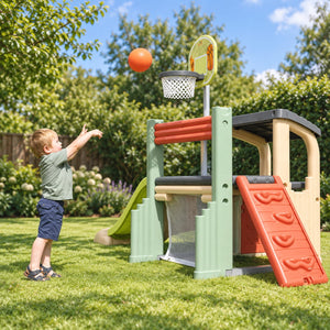 Enfant tirant au panier de basket intégré de l'aire de jeux Smoby Fun Center