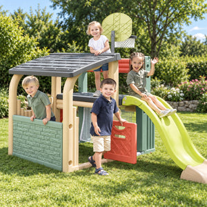 Quatre enfants jouant ensemble sur l'aire de jeux Smoby Fun Center installée dans un jardin