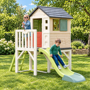 Enfant descendant le toboggan de 150 cm de la Maison Pilotis Smoby