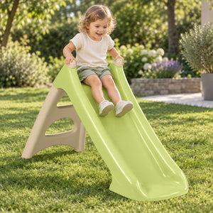 Enfant qui glisse sur le toboggan Smoby XS dans un jardin