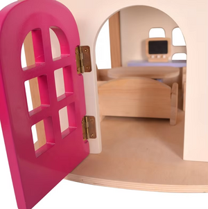 Détail de la porte d'entrée rose à charnières métalliques de la maison de poupée en bois