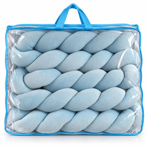 Tour de lit tressé bleu ciel dans sa housse de rangement zippée à poignée