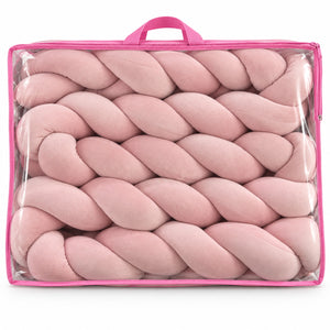 Tour de lit tressé rose poudré dans sa housse de rangement zippée à poignée
