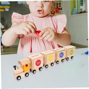 Enfant qui glisse un jeton dans la fente d'un wagon du train en bois Montessori