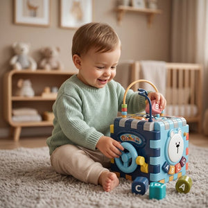 Enfant qui joue avec le cube d'activités VIVAKIDS