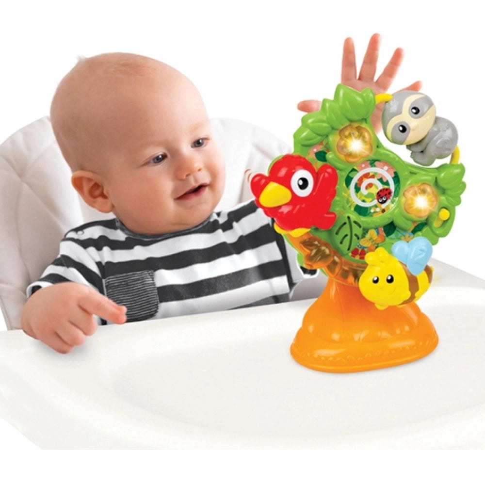Bébé en chaise haute qui joue avec l'arbre tournant Winfun fixé sur la tablette