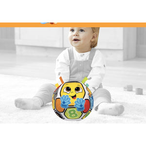 Bébé assis sur un tapis à côté du ballon musical Winfun Playtime Buddy