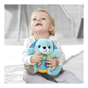 Bébé assis qui serre le doudou chien musical Winfun dans ses bras