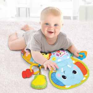Bébé sur le ventre appuyé sur le coussin de soutien Winfun jungle