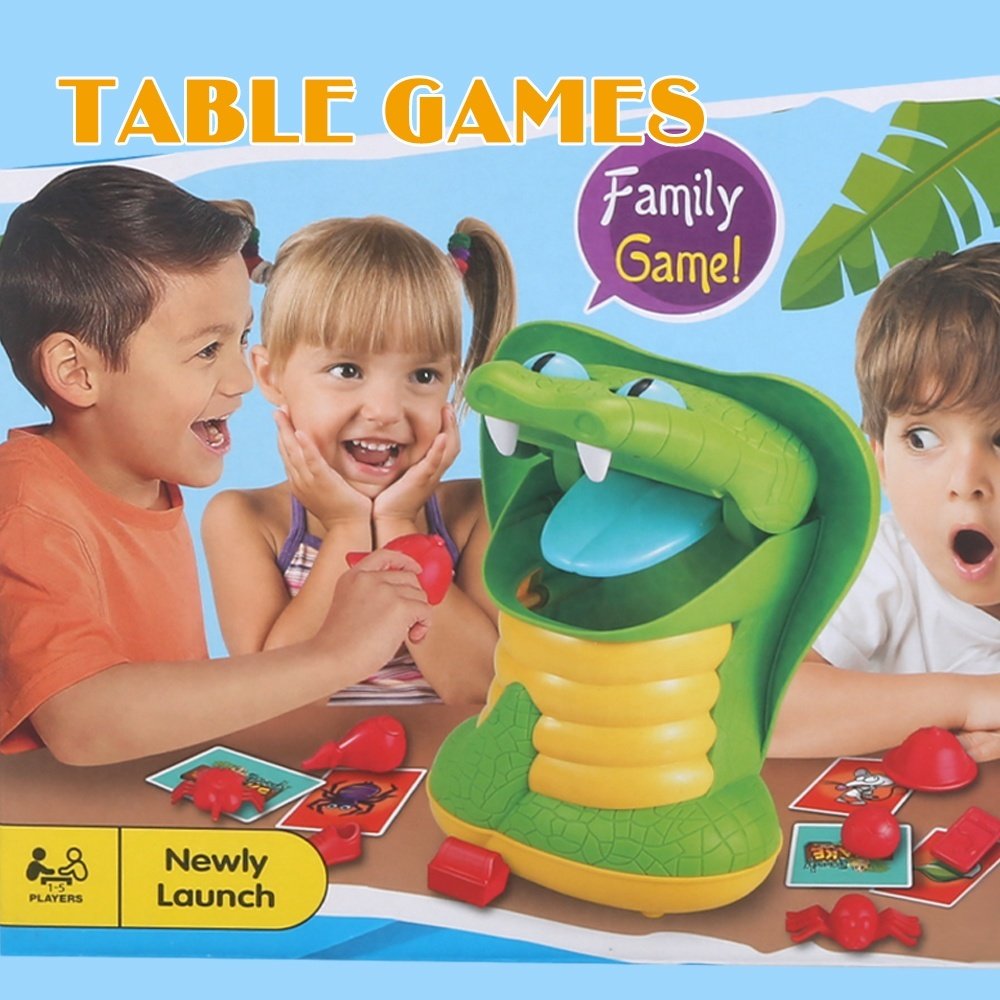 Trois enfants qui jouent ensemble au Greedy Snake autour d'une table