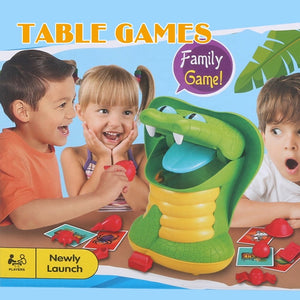 Trois enfants qui jouent ensemble au Greedy Snake autour d'une table
