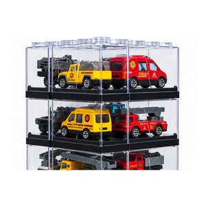 Détail des camions de pompiers rouges et engins de chantier jaunes dans leurs cubes transparents
