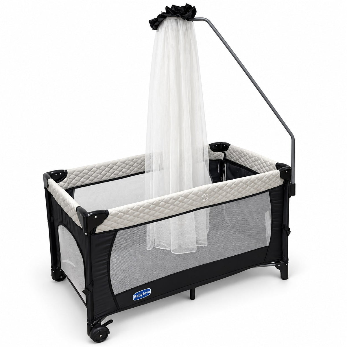 Lit parapluie BabyLove de trois quarts avec ciel de lit déployé, roulettes et coins renforcés