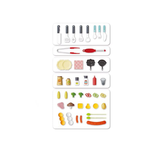 Détail des accessoires : spatule, pince, brochettes, saucisses, maïs, brocoli et sauces