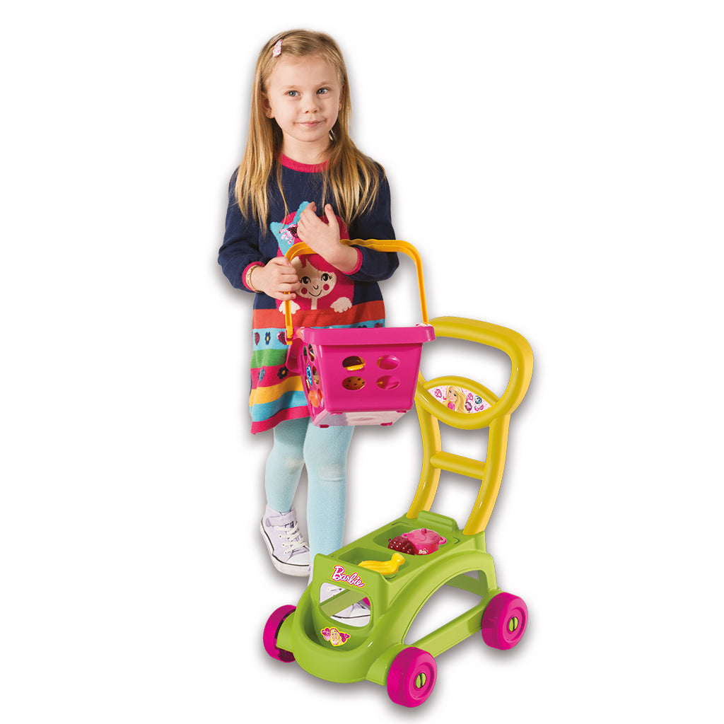 Enfant portant le panier amovible du chariot de marché Barbie