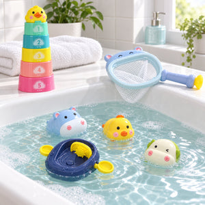 Les jouets de bain Bibi-inn en situation : tour de gobelets, épuisette à ventouse, barque et 3 animaux flottants
