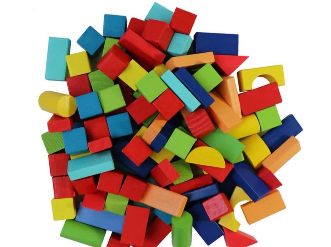 Assortiment de blocs en bois peints : cubes, briques, triangles, cylindres, arches et demi-lunes