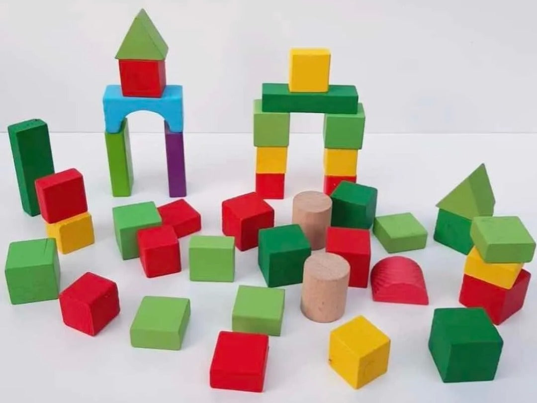 Constructions réalisées avec les blocs en bois : arches, tours et maisons
