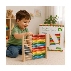 Enfant qui apprend à compter avec le boulier en bois coloré
