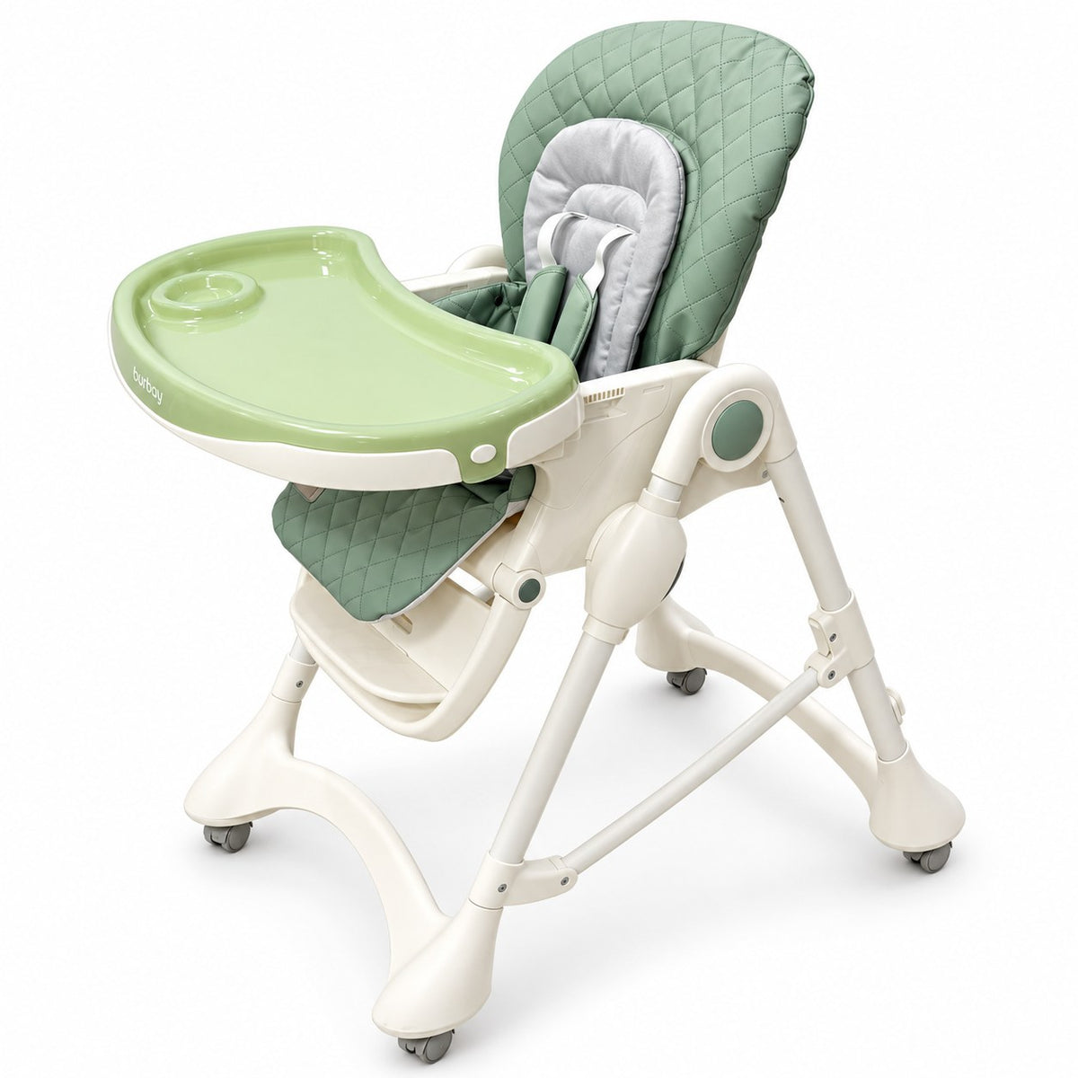 Chaise haute Burbay vert sauge vue de trois quarts : assise capitonnée, réducteur gris, plateau vert à porte-gobelet et châssis crème à roulettes